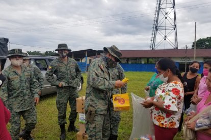 Los militares recomendaron a los comuneros cumplir con las medidas de bioseguridad.