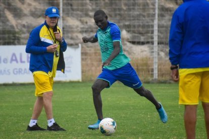 Carlos Ischia dirigió hasta la fecha 10 y lo despidieron del Delfín