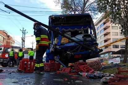 Miembros de la Agencia Metropolitana de Tránsito y Bomberos llegaron llegaron al lugar.