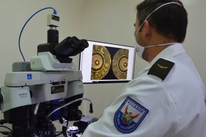 Con un microscopio especial verifican las similitudes que tienen los testigos balístico, con los existentes en una base de datos