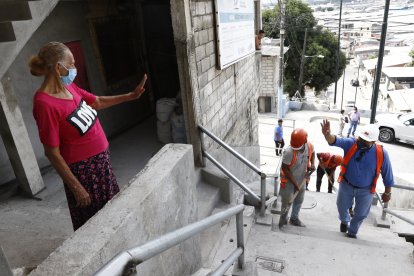 Doña Rosa Alcívar observa los trabajos complementarios que se ejecutan en su barrio.