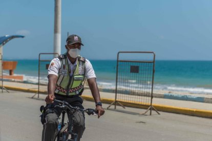 Uniformados monitorearán la playa para confirma que los turistas cumplan con las medidas de bioseguridad.