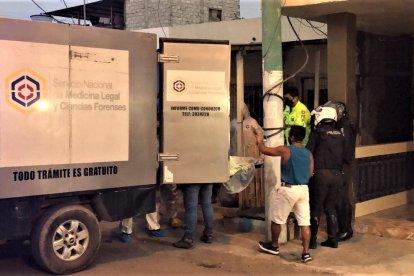 El personal policial llegó hasta el lugar para hacer el levantamiento del cadáver.