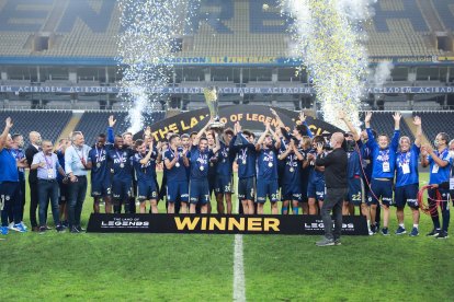 Enner Valencia festeja  su primer título con el equipo turco