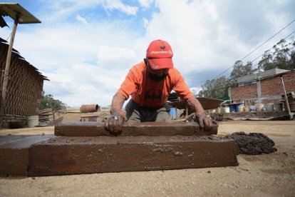 César Cuatín anhela cumplir su nueva misión de entregar un pedido de un millón de ladrillos.