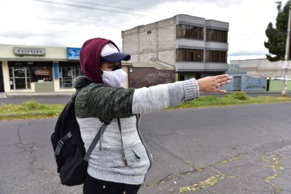 Michelle muestra con indignación el lugar donde fue asaltada por dos sujetos.