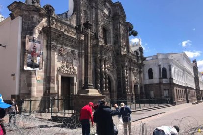 Los vecinos estaban cansados de que no haya paso libre en este punto.