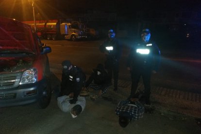 Los tres sospechosos fueron detenidos en el kilómetro 47 de la vía Alóag - Santo Domingo.