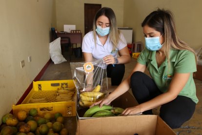 En una bodega, Nola Manobanda guarda los productos. Una amiga de la infancia trabaja con ella.