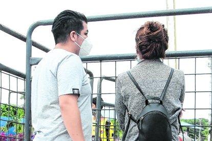 Allegados del fallecido acudieron al Laboratorio de Criminalística para retirar su cadáver.