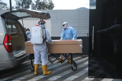 En la morgue del Hospital IESS Quito Sur, Sergio identificó cerca de ocho fallecidos.