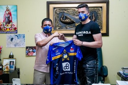 El uruguayo Carlos Rodríguez fue presentado oficialmente como nuevo jugador de Delfín.