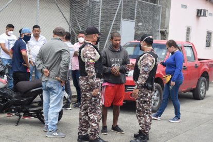En horas de la mañana, guías lo rastrearon y localizaron al interno que se puso a llorar.