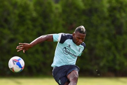 Para la hinchada, el esmeraldeño Pervis Estupiñán es fijo en defensa o media cancha