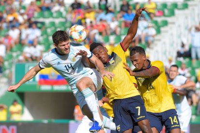 El defensa ecuatoriano Pervis Estupiñán (6) disputa el balón con el argentino Walter Kanemann (14).