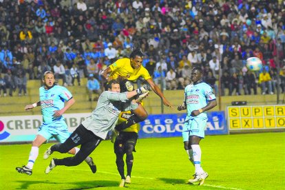 José Luis Perlaza anotó el gol del triunfo (2-1) que Barcelona alcanzó, en un partido disputado en 2009, ante Macará.