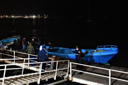Interceptaron lancha que llevaba droga.