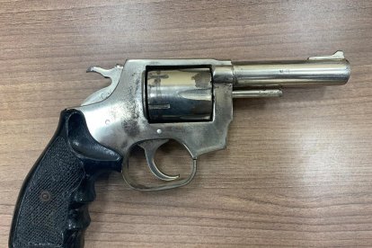 Uno de los detenidos tenía en su poder un revólver calibre 38 milímetros, con cuatro municiones.