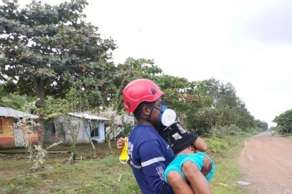 Un bombero debió llevarlo en brazo para darle los primeros auxilios.