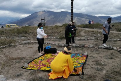 Rosita realizó un ritual para sanar a la Madre Tierra.