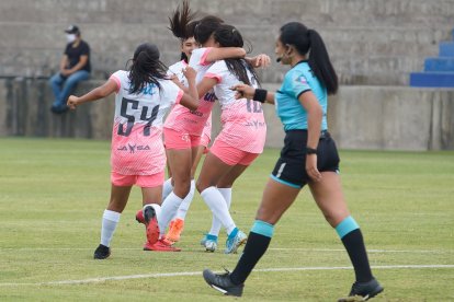 Las Ñañas de Quito arrancan el torneo de fútbol de mujeres