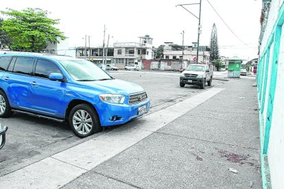 La víctima, John Alexander Linares, descendía de este vehículo cuando llegaron dos sujetos que lo arrinconaron y lo cernieron a bala.