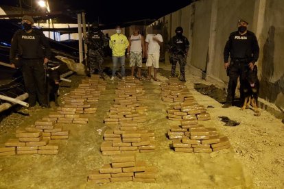 Además de la incautación de los 250 paquetes de alcaloide, detuvieron a dos hombres.