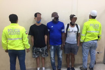 Los detenidos pretendían enviar una encomienda al exterior a través de prendas de vestir.