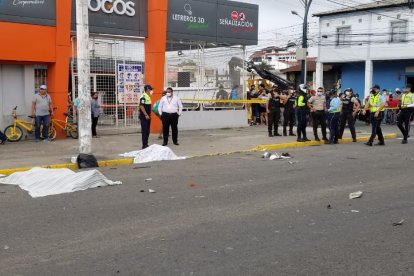 Edison Paul Barco Díaz y su acompañante quedaron tendidos en el pavimento.