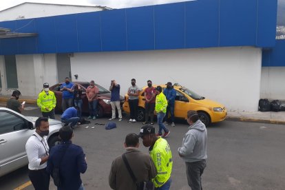 Los implicados fueron detenidos después de sacar dinero de un banco.