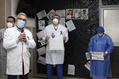 Sus compañeros de trabajo le rindieron un homenaje en el área donde trabajaba el médico