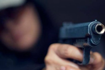 Los sujetos amedrentaron a madre e hija antes de huir.