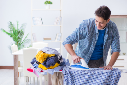Dé una manito en casa si está desempleado, así aligera la carga de su pareja.