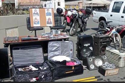 Las maletas con ropa, herramientas, enseres y más evidencias que les encontraron.