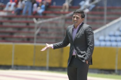 El estratega de Guayaquil City, Pool Gavilánez, se fue molesto por el arbitraje del partido ante Liga de Quito.