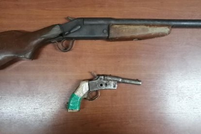 Las armas estaban en posesión de dos hombres, detenidos en Flor de Bastión por la Policía la noche de este viernes.