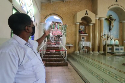 El padre Alirio Castro Rodríguez, misionero de Stella Maris, muestra el primer cuadro con el que se inauguró el templo.