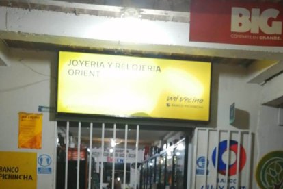 Este local de venta de joyas fue 'blanco' de un trío de asaltantes.