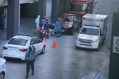 Personal del Cuerpo de Bomberos ayudó en el levantamiento del cadáver.