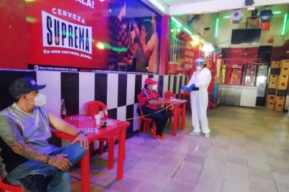 Las trabajadoras sexuales usarán trajes de bioseguridad hasta el momento de la negociación con el cliente.