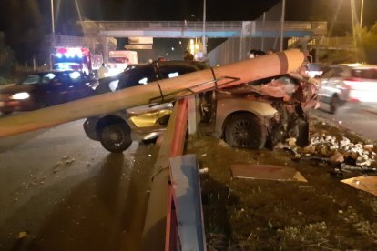 El accidente ocurrió a la entrada al Campo Santo Santa Ana por la vía rápida Cuenca-Azogues.