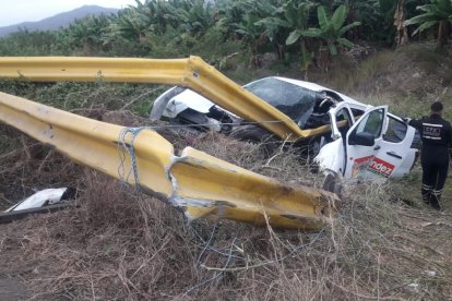 En esta condición quedó el vehículo tras el violento impacto.