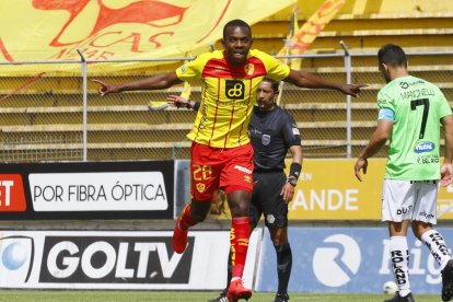 Jhonny Quiñónez celebra uno de sus tantos.