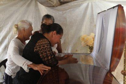 Los restos de Carlos Simón Abad Abad son velados en la casa de su progenitora. Familiares están consternados.
