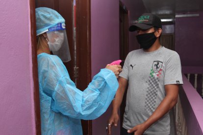 Las sexoservidoras simularon la aplicación de un protocolo para atender, durante la minga del domingo en el barrio de tolerancia.