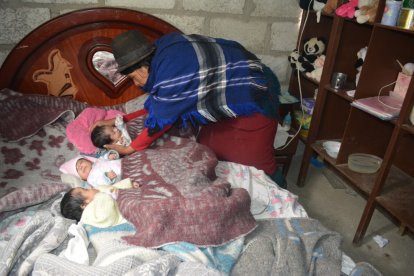 Con la llegada de los tres niños las tareas se le multiplicaron a Rosa.