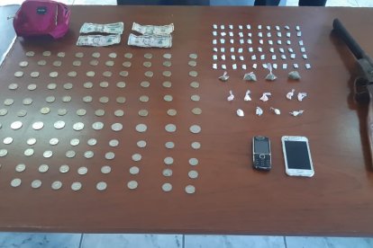 La Policía recabó, además de la droga, un arma de fuego y dinero en efectivo como evidencias.