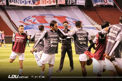 Los quiteños van a Lima en vuelo charter y retornarán apenas termine el duelo