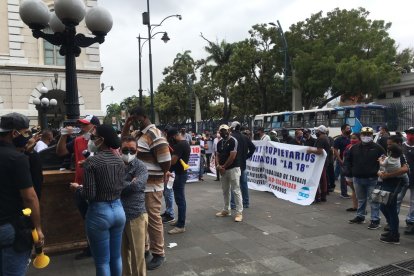 Más de  200 personas acudieron, usando ropa negra, hasta del cabildo porteño para pedir que reabran los centros de tolerancia.