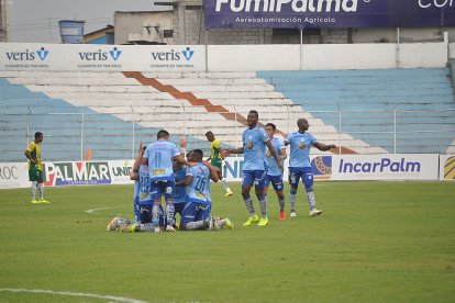 Los jugadores de Macará celebran el segundo gol visitante,
